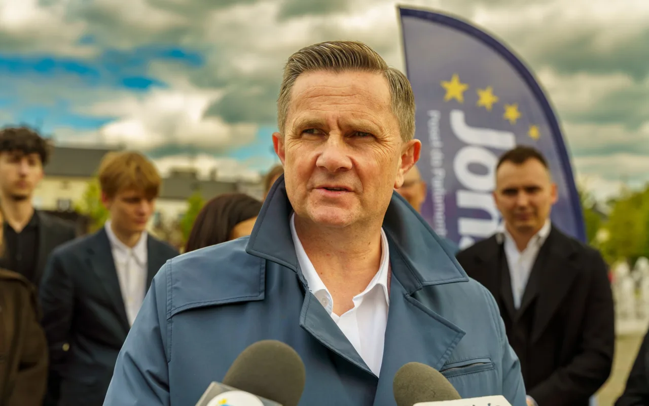 Briefing prasowy na zrewitalizowanym rynku w Skierniewicach dotyczący podziału funduszy unijnych. Europoseł Dariusz Joński, prezydent Krzysztof Jażdżyk i radna Justyna Kulig.