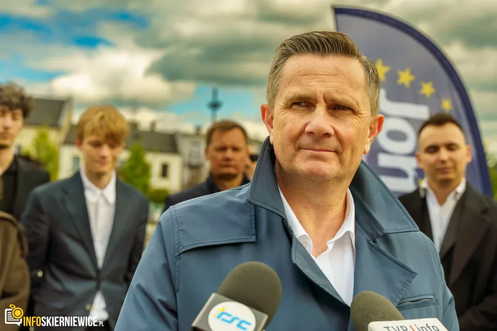 Briefing prasowy na zrewitalizowanym rynku w Skierniewicach dotyczący podziału funduszy unijnych. Europoseł Dariusz Joński, prezydent Krzysztof Jażdżyk i radna Justyna Kulig.