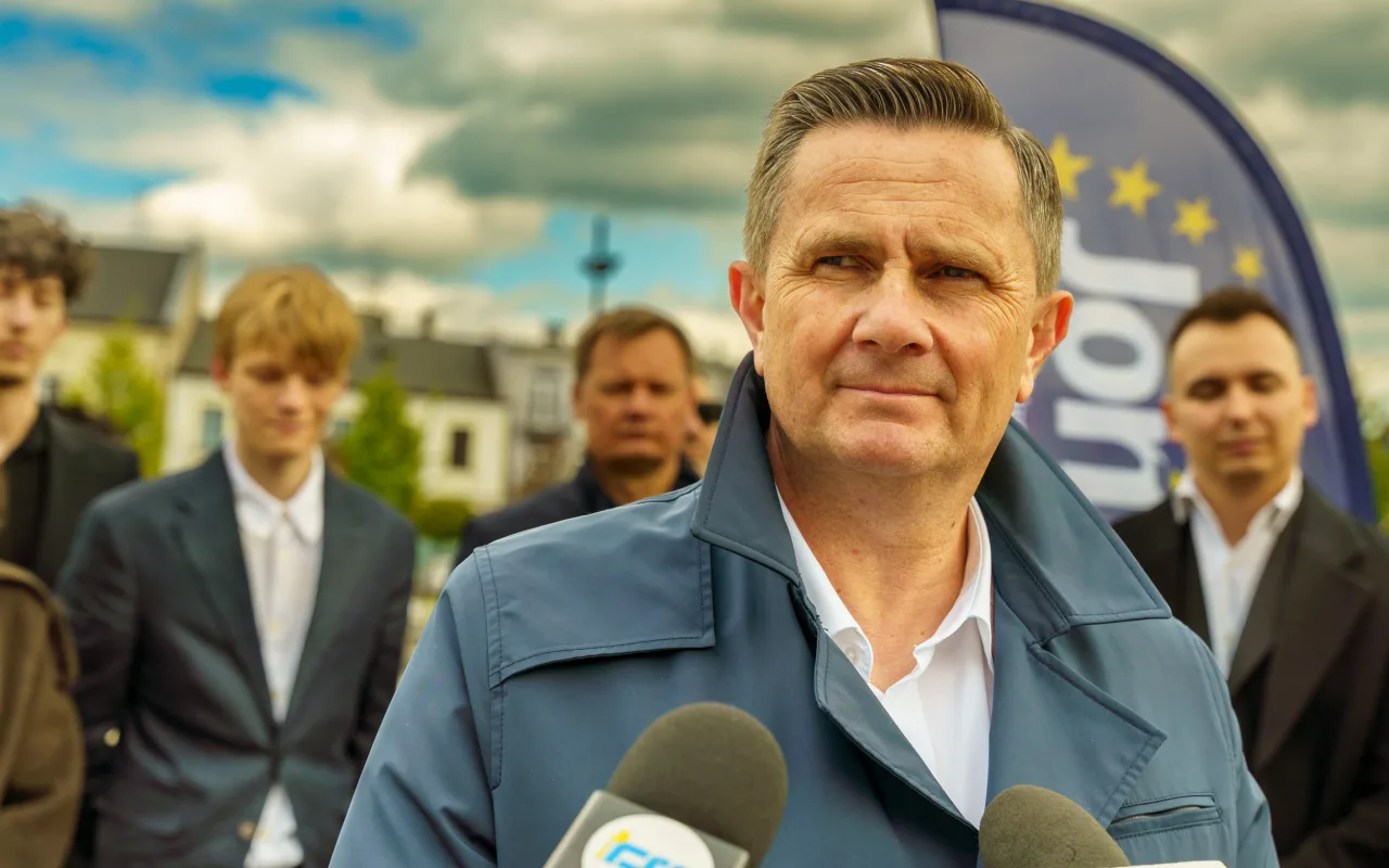 Briefing prasowy na zrewitalizowanym rynku w Skierniewicach dotyczący podziału funduszy unijnych. Europoseł Dariusz Joński, prezydent Krzysztof Jażdżyk i radna Justyna Kulig.