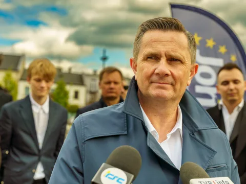 Briefing prasowy na zrewitalizowanym rynku w Skierniewicach dotyczący podziału funduszy unijnych. Europoseł Dariusz Joński, prezydent Krzysztof Jażdżyk i radna Justyna Kulig.