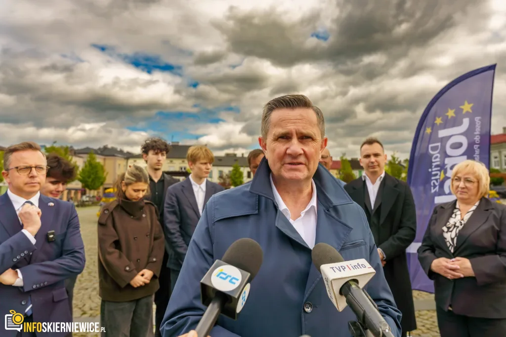 Briefing prasowy na zrewitalizowanym rynku w Skierniewicach dotyczący podziału funduszy unijnych. Europoseł Dariusz Joński, prezydent Krzysztof Jażdżyk i radna Justyna Kulig.