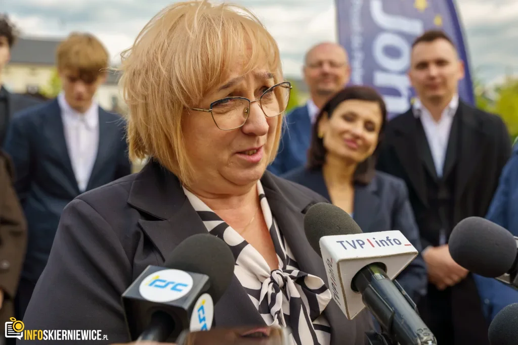 „Chcę, by pan poseł to usłyszał”. Skierniewice idą po unijne miliony na nowy wiadukt 1 Briefing prasowy na zrewitalizowanym rynku w Skierniewicach dotyczący podziału funduszy unijnych. Europoseł Dariusz Joński, prezydent Krzysztof Jażdżyk i radna Justyna Kulig.