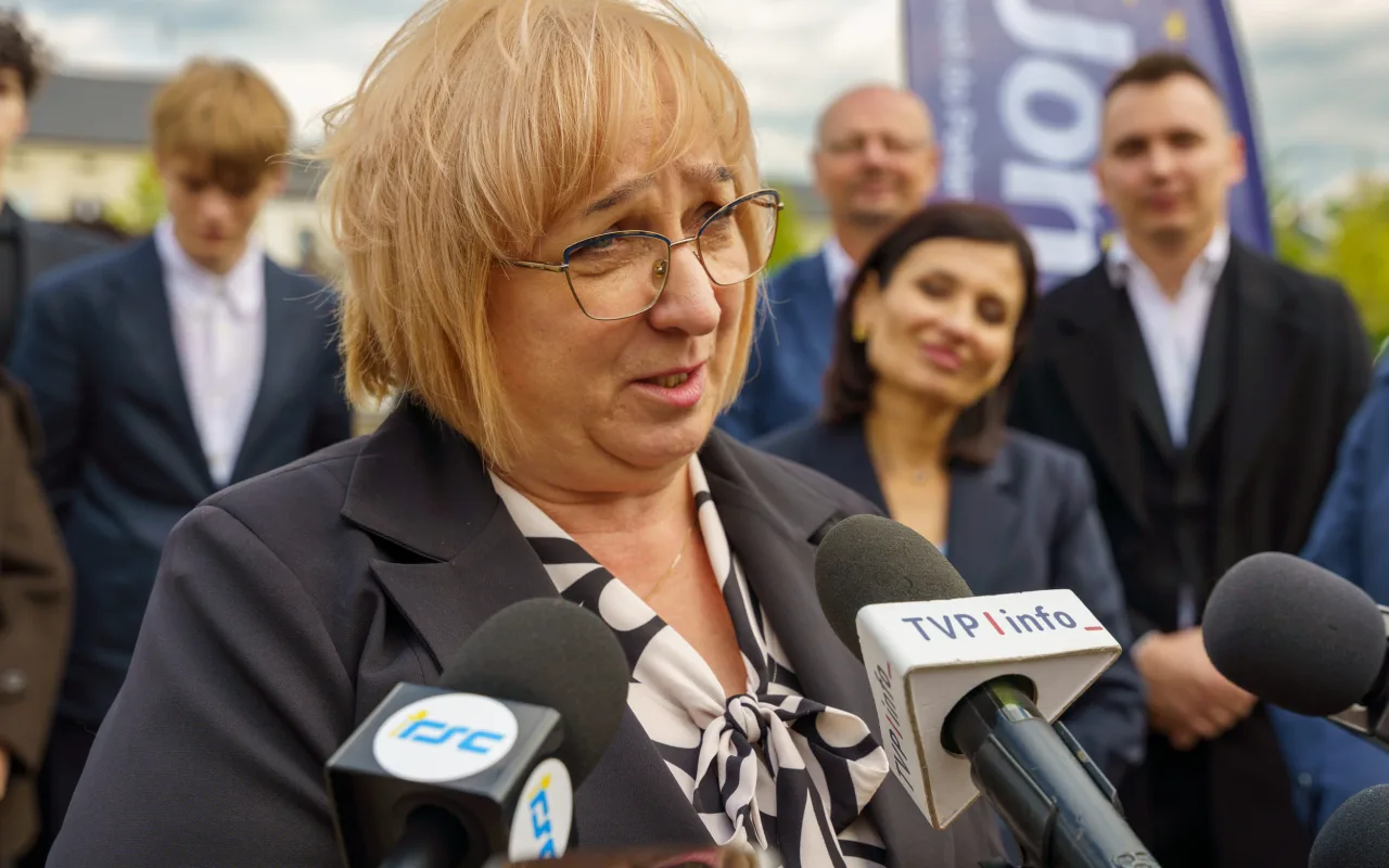 Briefing prasowy na zrewitalizowanym rynku w Skierniewicach dotyczący podziału funduszy unijnych. Europoseł Dariusz Joński, prezydent Krzysztof Jażdżyk i radna Justyna Kulig.