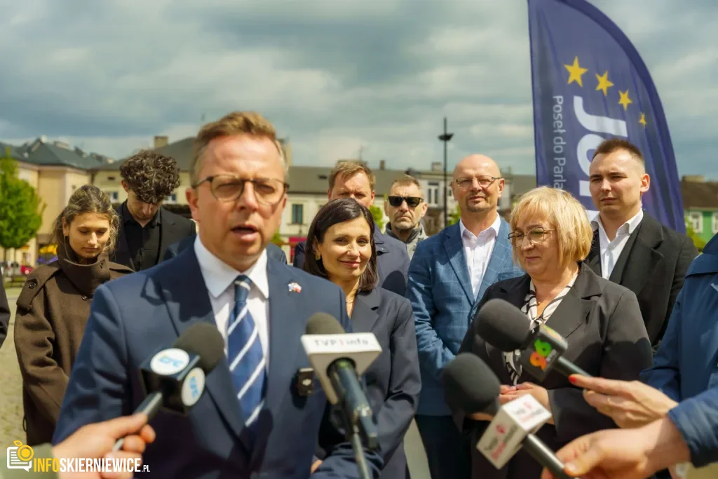 Briefing prasowy na zrewitalizowanym rynku w Skierniewicach dotyczący podziału funduszy unijnych. Europoseł Dariusz Joński, prezydent Krzysztof Jażdżyk i radna Justyna Kulig.