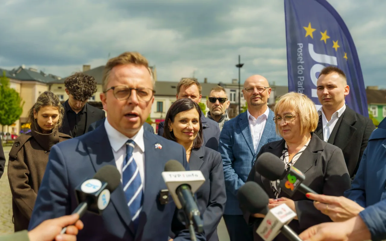Briefing prasowy na zrewitalizowanym rynku w Skierniewicach dotyczący podziału funduszy unijnych. Europoseł Dariusz Joński, prezydent Krzysztof Jażdżyk i radna Justyna Kulig.