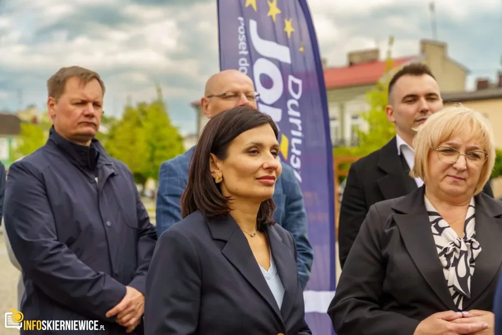 Briefing prasowy na zrewitalizowanym rynku w Skierniewicach dotyczący podziału funduszy unijnych. Europoseł Dariusz Joński, prezydent Krzysztof Jażdżyk i radna Justyna Kulig.