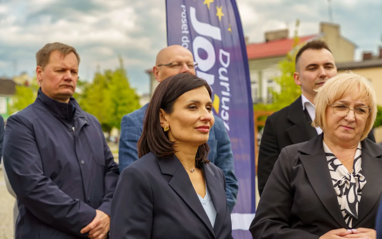 Briefing prasowy na zrewitalizowanym rynku w Skierniewicach dotyczący podziału funduszy unijnych. Europoseł Dariusz Joński, prezydent Krzysztof Jażdżyk i radna Justyna Kulig.