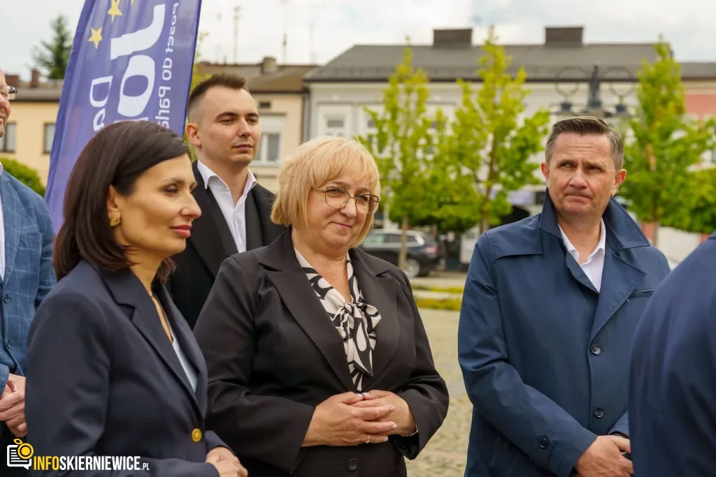 „Chcę, by pan poseł to usłyszał”. Skierniewice idą po unijne miliony na nowy wiadukt 1 Briefing prasowy na zrewitalizowanym rynku w Skierniewicach dotyczący podziału funduszy unijnych. Europoseł Dariusz Joński, prezydent Krzysztof Jażdżyk i radna Justyna Kulig.