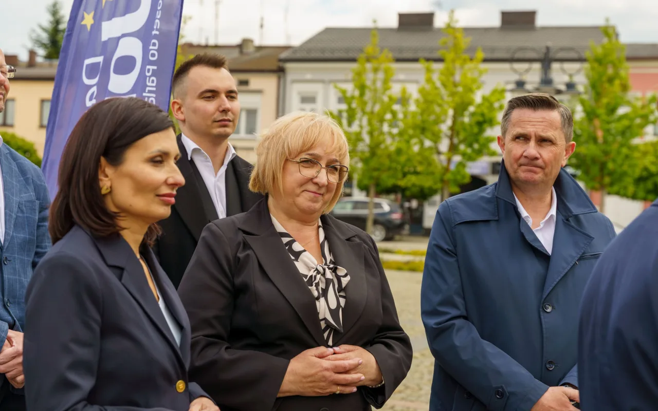 Briefing prasowy na zrewitalizowanym rynku w Skierniewicach dotyczący podziału funduszy unijnych. Europoseł Dariusz Joński, prezydent Krzysztof Jażdżyk i radna Justyna Kulig.