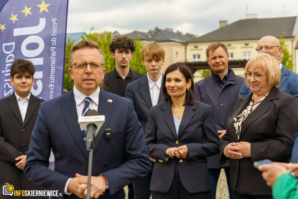 „Chcę, by pan poseł to usłyszał”. Skierniewice idą po unijne miliony na nowy wiadukt 5 Briefing prasowy na zrewitalizowanym rynku w Skierniewicach dotyczący podziału funduszy unijnych. Europoseł Dariusz Joński, prezydent Krzysztof Jażdżyk i radna Justyna Kulig.