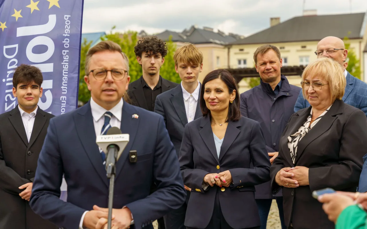 Briefing prasowy na zrewitalizowanym rynku w Skierniewicach dotyczący podziału funduszy unijnych. Europoseł Dariusz Joński, prezydent Krzysztof Jażdżyk i radna Justyna Kulig.