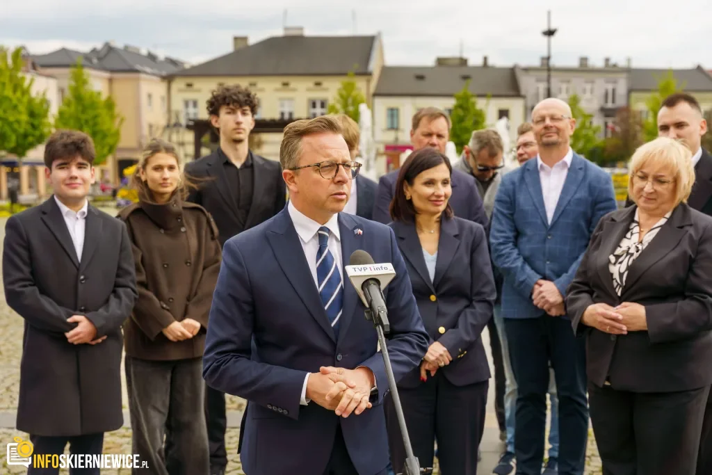 „Chcę, by pan poseł to usłyszał”. Skierniewice idą po unijne miliony na nowy wiadukt 1 Briefing prasowy na zrewitalizowanym rynku w Skierniewicach dotyczący podziału funduszy unijnych. Europoseł Dariusz Joński, prezydent Krzysztof Jażdżyk i radna Justyna Kulig.