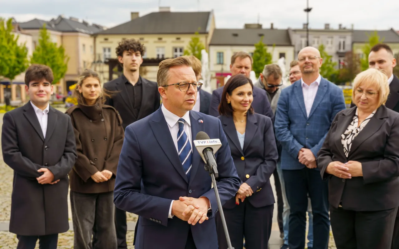 Briefing prasowy na zrewitalizowanym rynku w Skierniewicach dotyczący podziału funduszy unijnych. Europoseł Dariusz Joński, prezydent Krzysztof Jażdżyk i radna Justyna Kulig.