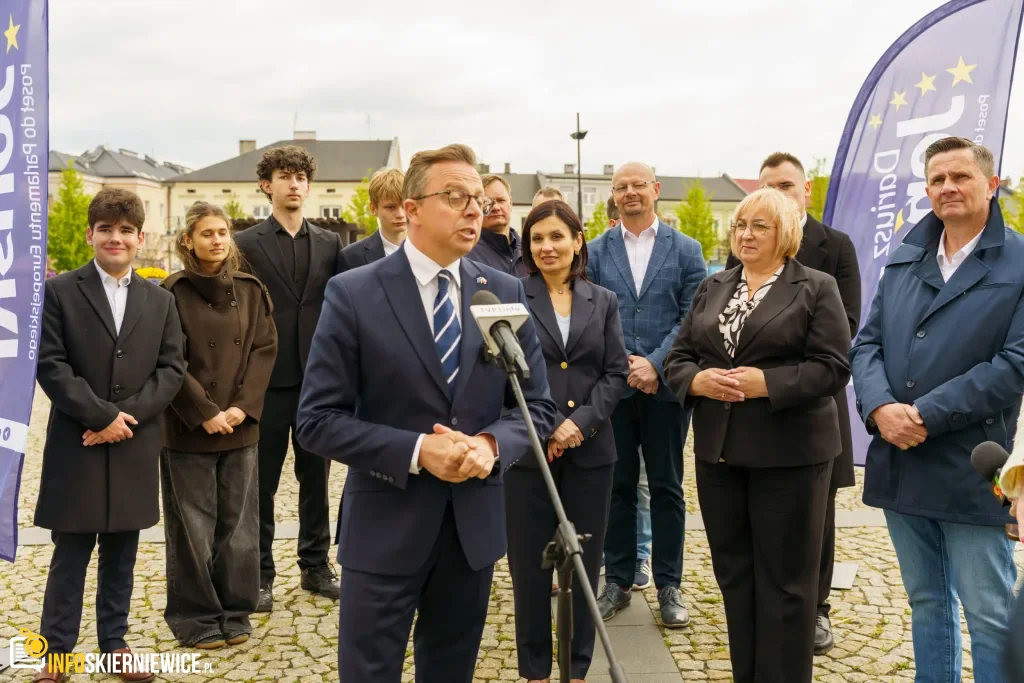 Briefing prasowy na zrewitalizowanym rynku w Skierniewicach dotyczący podziału funduszy unijnych. Europoseł Dariusz Joński, prezydent Krzysztof Jażdżyk i radna Justyna Kulig.