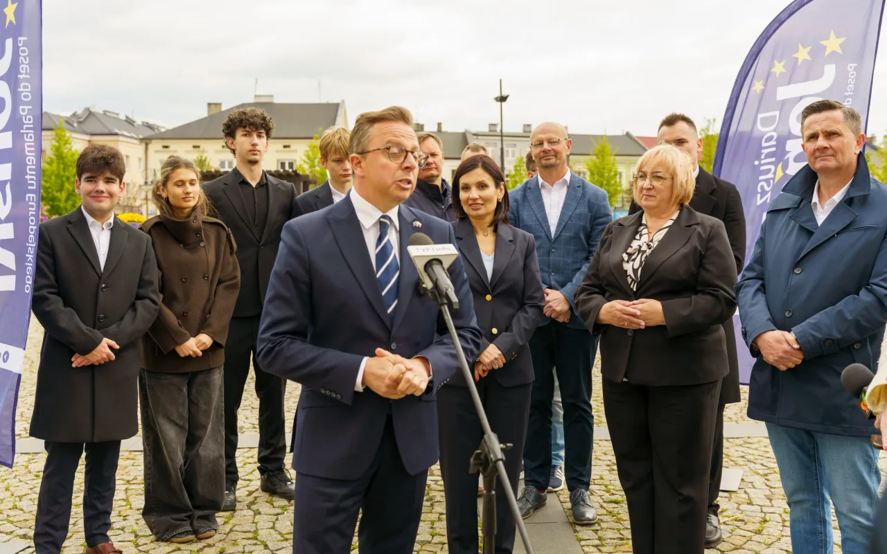 Briefing prasowy na zrewitalizowanym rynku w Skierniewicach dotyczący podziału funduszy unijnych. Europoseł Dariusz Joński, prezydent Krzysztof Jażdżyk i radna Justyna Kulig.
