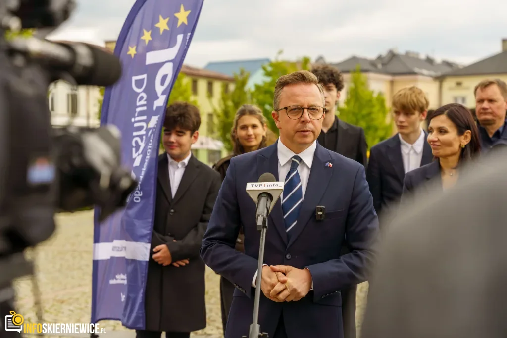 „Chcę, by pan poseł to usłyszał”. Skierniewice idą po unijne miliony na nowy wiadukt 5 Briefing prasowy na zrewitalizowanym rynku w Skierniewicach dotyczący podziału funduszy unijnych. Europoseł Dariusz Joński, prezydent Krzysztof Jażdżyk i radna Justyna Kulig.