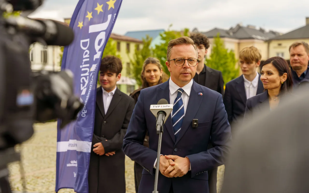 Briefing prasowy na zrewitalizowanym rynku w Skierniewicach dotyczący podziału funduszy unijnych. Europoseł Dariusz Joński, prezydent Krzysztof Jażdżyk i radna Justyna Kulig.