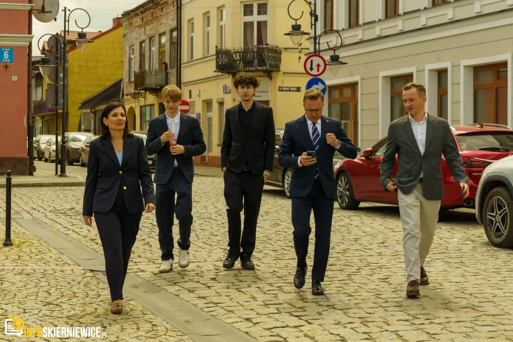 Briefing prasowy na zrewitalizowanym rynku w Skierniewicach dotyczący podziału funduszy unijnych. Europoseł Dariusz Joński, prezydent Krzysztof Jażdżyk i radna Justyna Kulig.