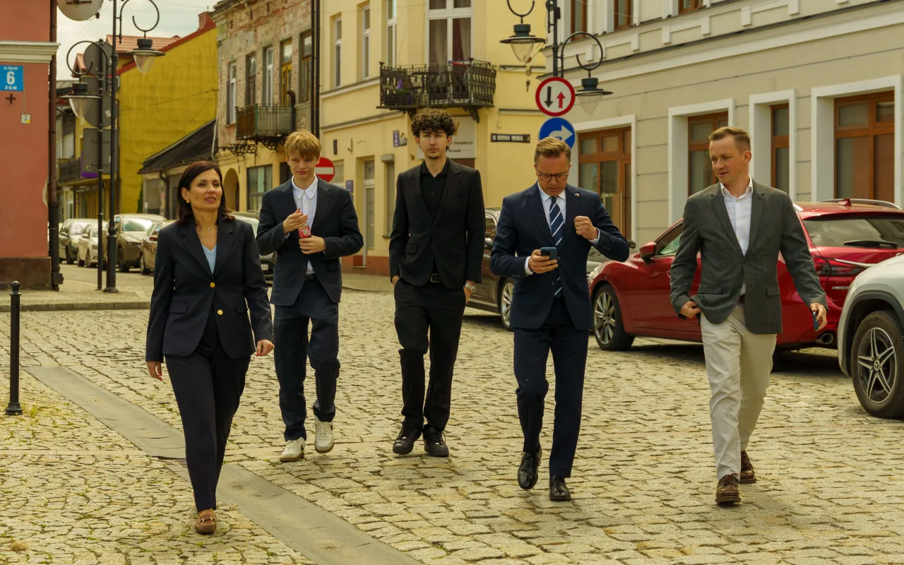 Briefing prasowy na zrewitalizowanym rynku w Skierniewicach dotyczący podziału funduszy unijnych. Europoseł Dariusz Joński, prezydent Krzysztof Jażdżyk i radna Justyna Kulig.