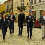 Briefing prasowy na zrewitalizowanym rynku w Skierniewicach dotyczący podziału funduszy unijnych. Europoseł Dariusz Joński, prezydent Krzysztof Jażdżyk i radna Justyna Kulig.