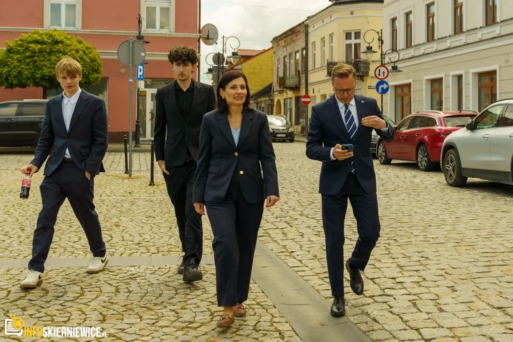 Briefing prasowy na zrewitalizowanym rynku w Skierniewicach dotyczący podziału funduszy unijnych. Europoseł Dariusz Joński, prezydent Krzysztof Jażdżyk i radna Justyna Kulig.