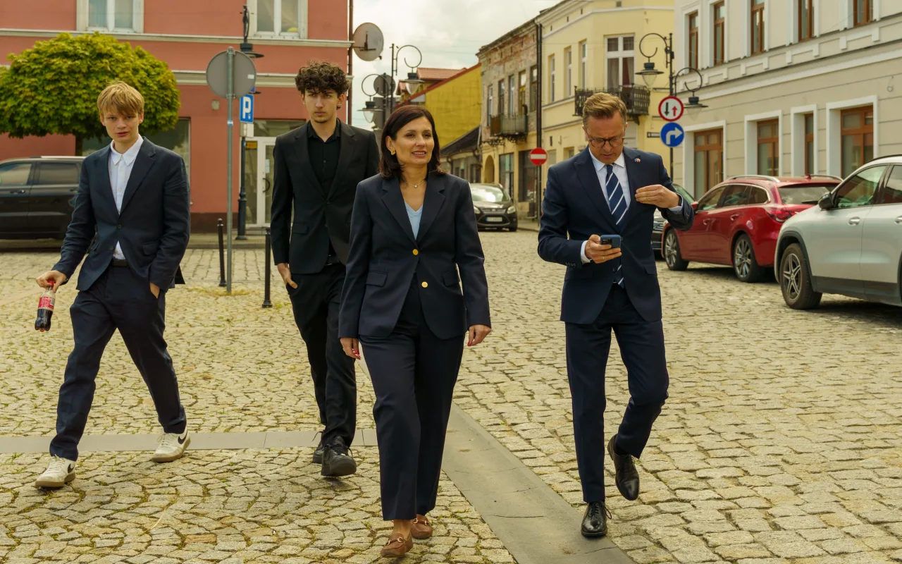 Briefing prasowy na zrewitalizowanym rynku w Skierniewicach dotyczący podziału funduszy unijnych. Europoseł Dariusz Joński, prezydent Krzysztof Jażdżyk i radna Justyna Kulig.