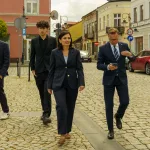 Briefing prasowy na zrewitalizowanym rynku w Skierniewicach dotyczący podziału funduszy unijnych. Europoseł Dariusz Joński, prezydent Krzysztof Jażdżyk i radna Justyna Kulig.