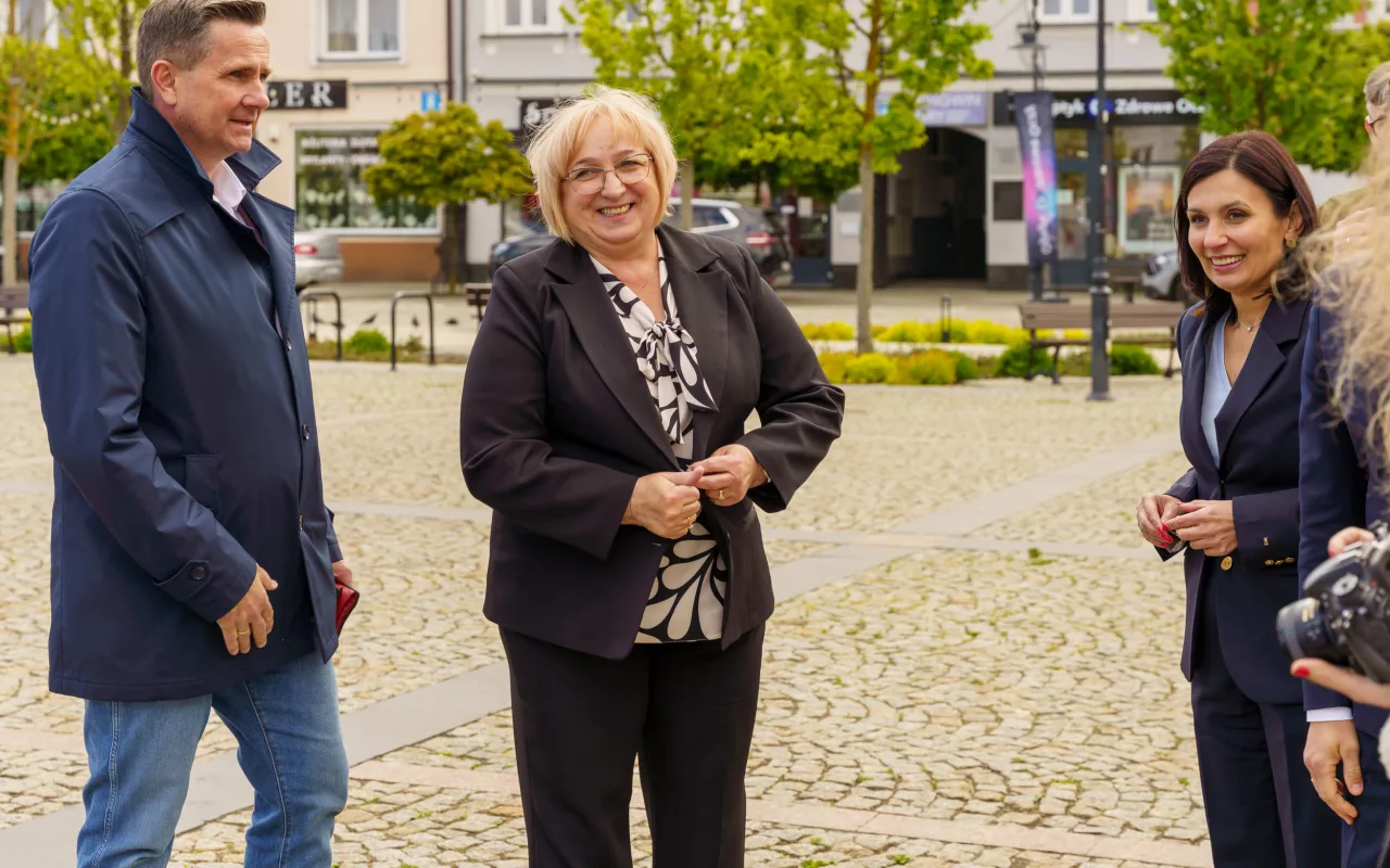 Briefing prasowy na zrewitalizowanym rynku w Skierniewicach dotyczący podziału funduszy unijnych. Europoseł Dariusz Joński, prezydent Krzysztof Jażdżyk i radna Justyna Kulig.