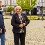 Briefing prasowy na zrewitalizowanym rynku w Skierniewicach dotyczący podziału funduszy unijnych. Europoseł Dariusz Joński, prezydent Krzysztof Jażdżyk i radna Justyna Kulig.