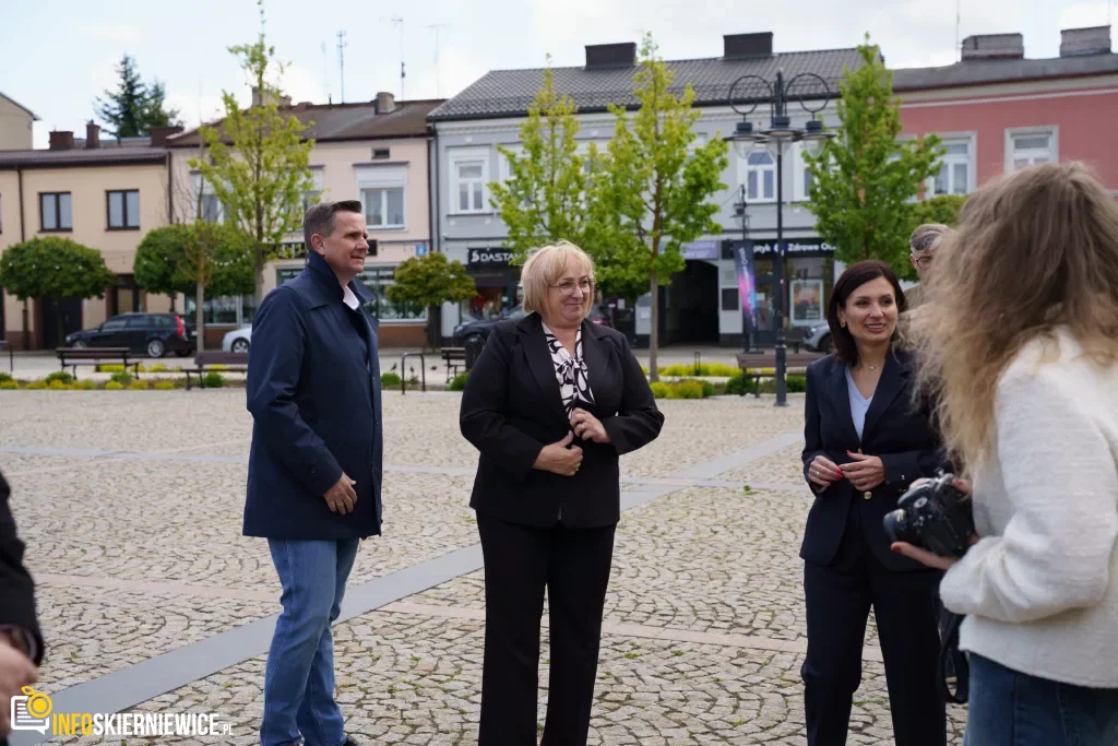 Briefing prasowy na zrewitalizowanym rynku w Skierniewicach dotyczący podziału funduszy unijnych. Europoseł Dariusz Joński, prezydent Krzysztof Jażdżyk i radna Justyna Kulig.