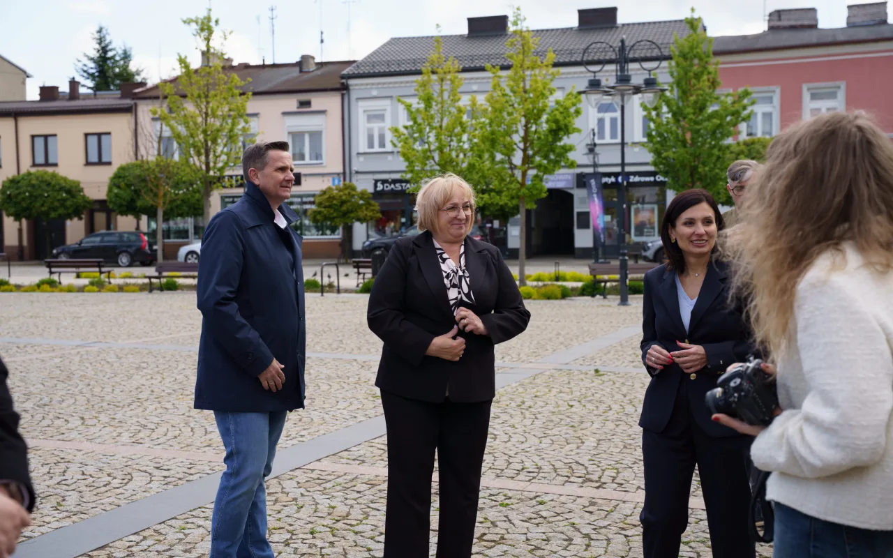 Briefing prasowy na zrewitalizowanym rynku w Skierniewicach dotyczący podziału funduszy unijnych. Europoseł Dariusz Joński, prezydent Krzysztof Jażdżyk i radna Justyna Kulig.