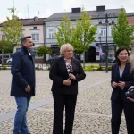 Briefing prasowy na zrewitalizowanym rynku w Skierniewicach dotyczący podziału funduszy unijnych. Europoseł Dariusz Joński, prezydent Krzysztof Jażdżyk i radna Justyna Kulig.