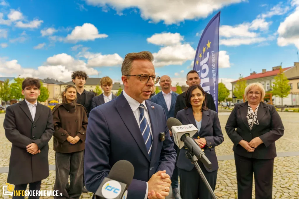 Briefing prasowy na zrewitalizowanym rynku w Skierniewicach dotyczący podziału funduszy unijnych. Europoseł Dariusz Joński, prezydent Krzysztof Jażdżyk i radna Justyna Kulig.