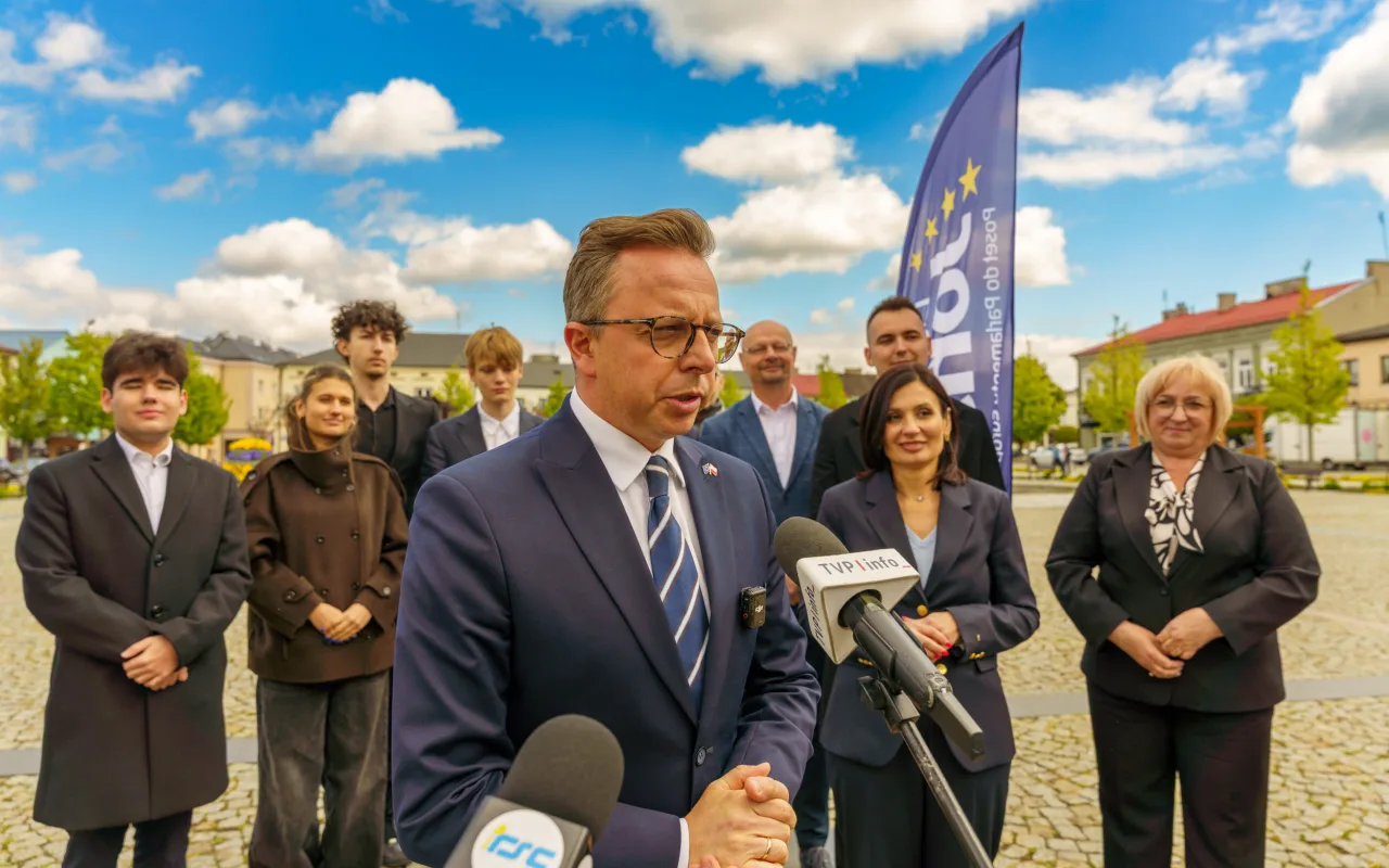 Briefing prasowy na zrewitalizowanym rynku w Skierniewicach dotyczący podziału funduszy unijnych. Europoseł Dariusz Joński, prezydent Krzysztof Jażdżyk i radna Justyna Kulig.