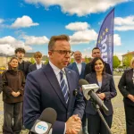 Briefing prasowy na zrewitalizowanym rynku w Skierniewicach dotyczący podziału funduszy unijnych. Europoseł Dariusz Joński, prezydent Krzysztof Jażdżyk i radna Justyna Kulig.