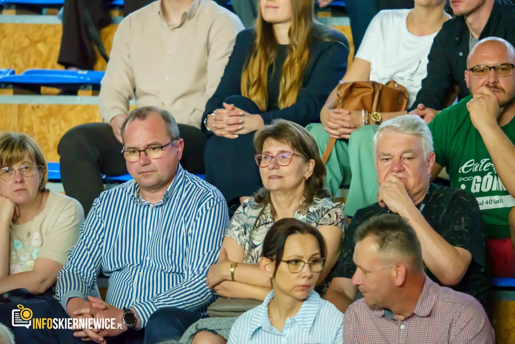 Hala OSiR w Skierniewicach pękała w szwach. Mieszkańcy naszego miasta tłumnie przybyli na występ kabaretu Ani Mru-Mru z ich najnowszym programem „Mniej więcej”.