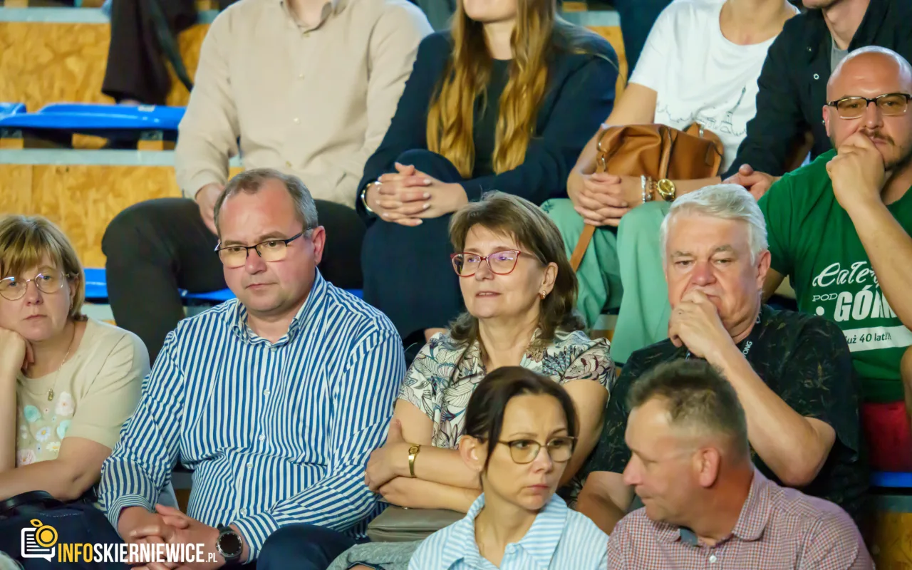 Hala OSiR w Skierniewicach pękała w szwach. Mieszkańcy naszego miasta tłumnie przybyli na występ kabaretu Ani Mru-Mru z ich najnowszym programem „Mniej więcej”.