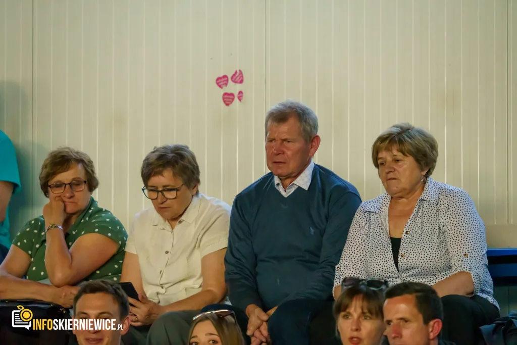 Hala OSiR w Skierniewicach pękała w szwach. Mieszkańcy naszego miasta tłumnie przybyli na występ kabaretu Ani Mru-Mru z ich najnowszym programem „Mniej więcej”.