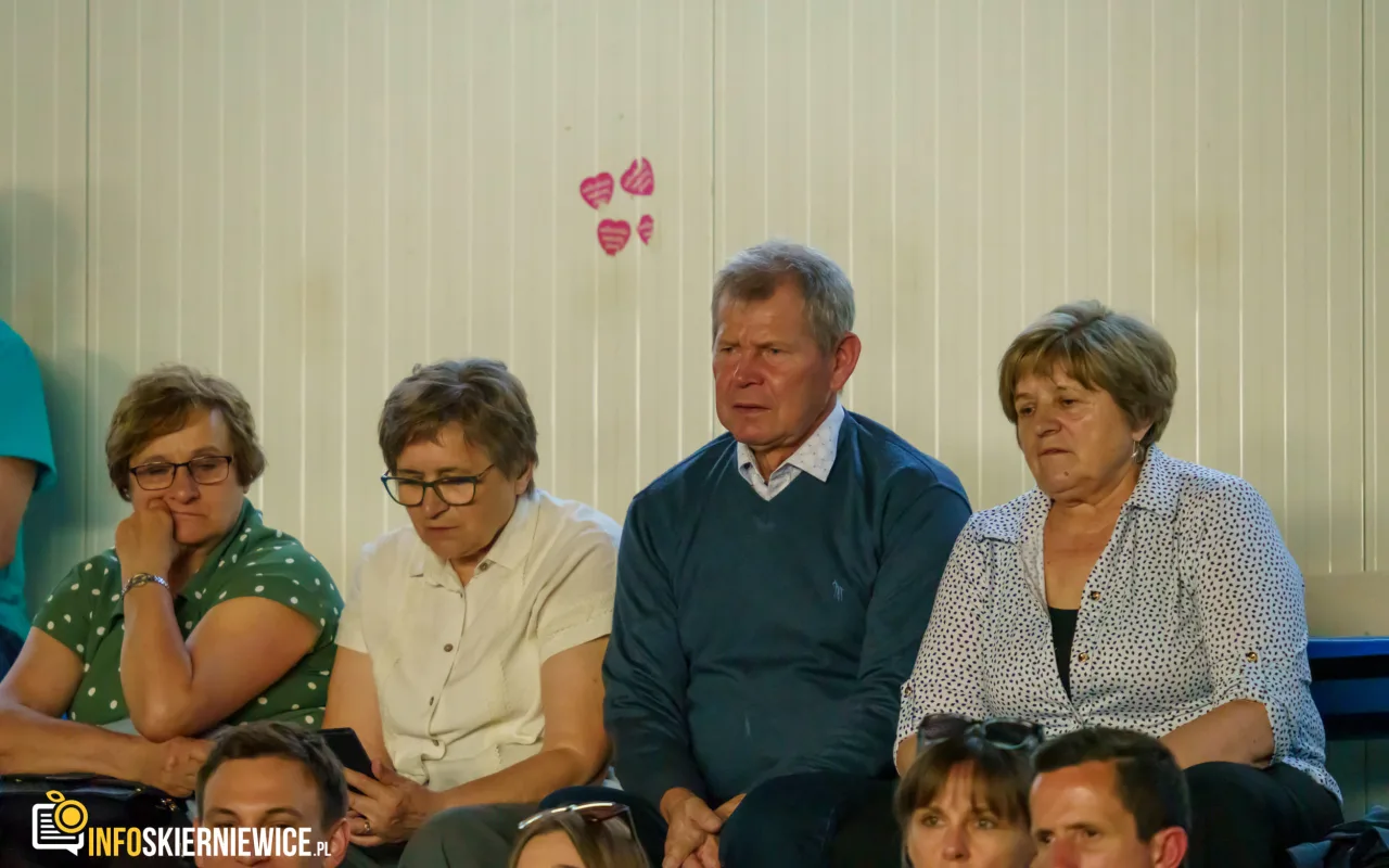 Hala OSiR w Skierniewicach pękała w szwach. Mieszkańcy naszego miasta tłumnie przybyli na występ kabaretu Ani Mru-Mru z ich najnowszym programem „Mniej więcej”.