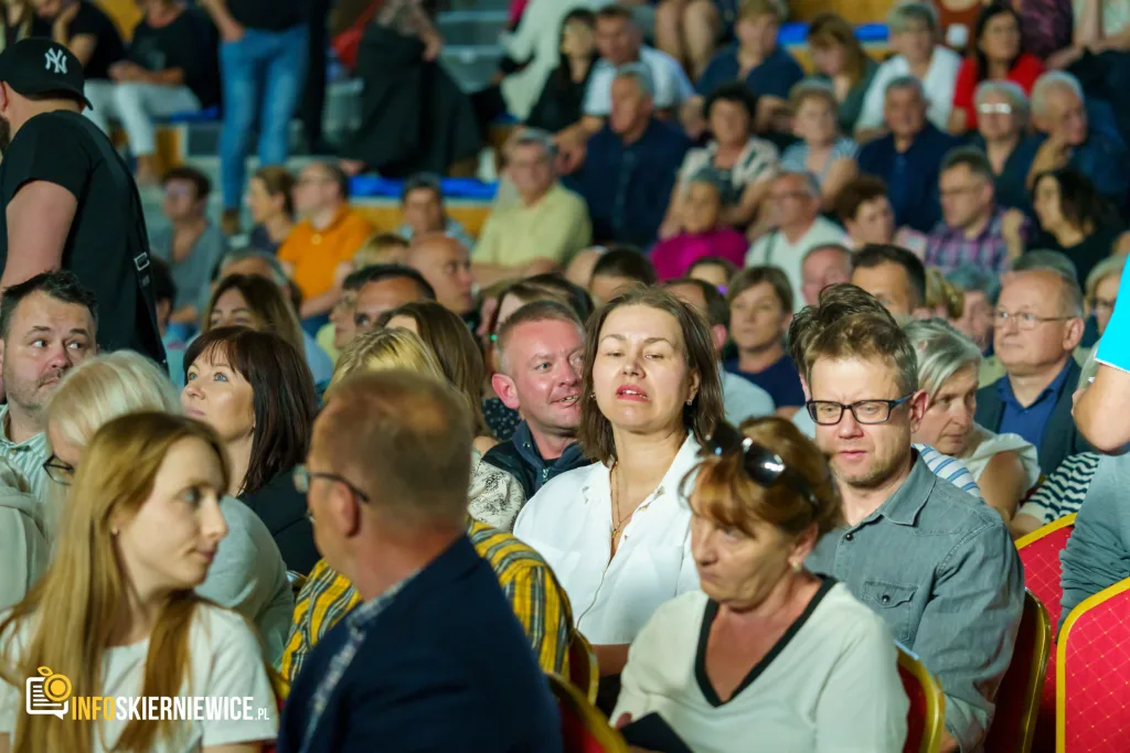 Hala OSiR w Skierniewicach pękała w szwach. Mieszkańcy naszego miasta tłumnie przybyli na występ kabaretu Ani Mru-Mru z ich najnowszym programem „Mniej więcej”.