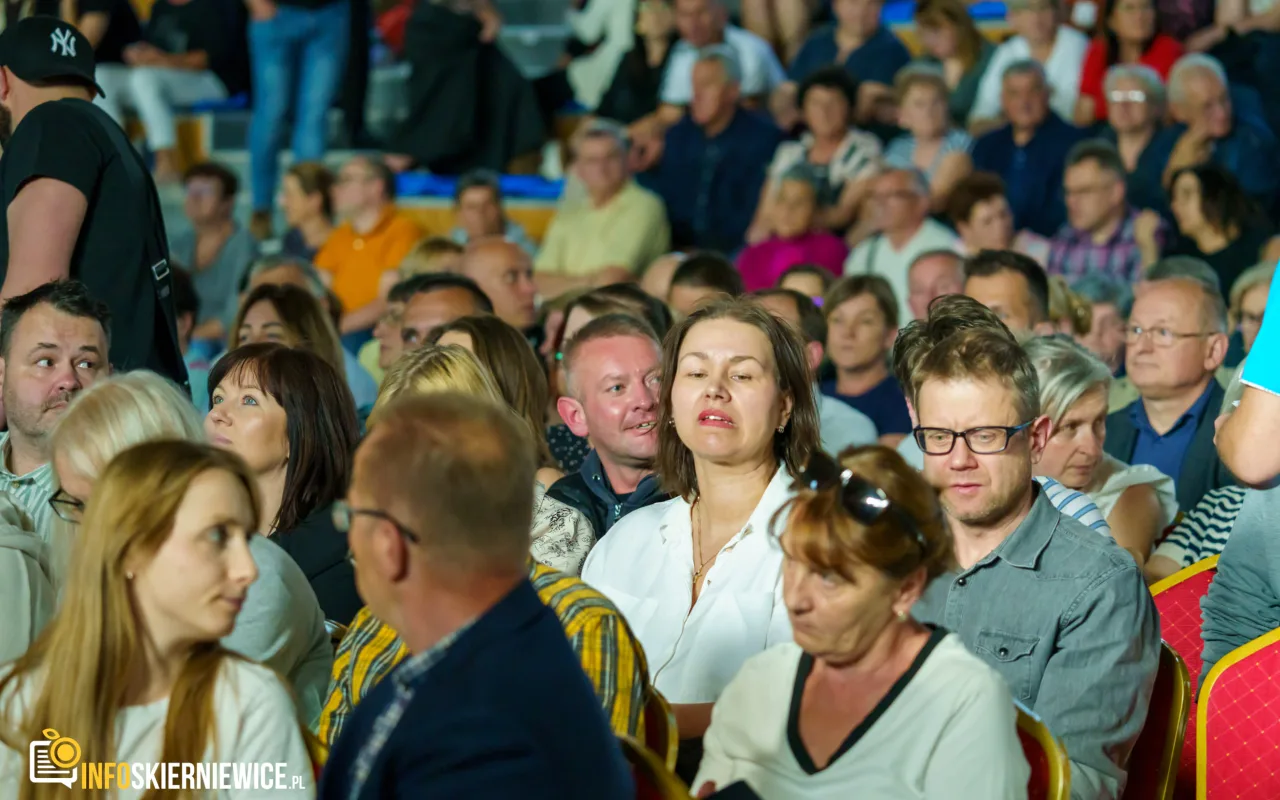 Hala OSiR w Skierniewicach pękała w szwach. Mieszkańcy naszego miasta tłumnie przybyli na występ kabaretu Ani Mru-Mru z ich najnowszym programem „Mniej więcej”.