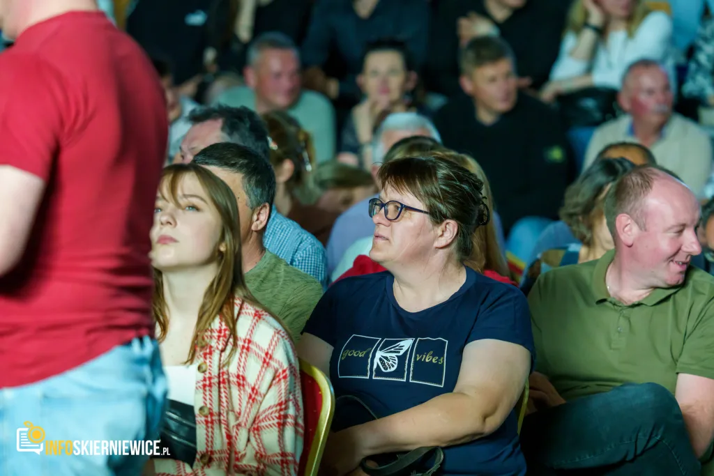 Hala OSiR w Skierniewicach pękała w szwach. Mieszkańcy naszego miasta tłumnie przybyli na występ kabaretu Ani Mru-Mru z ich najnowszym programem „Mniej więcej”.