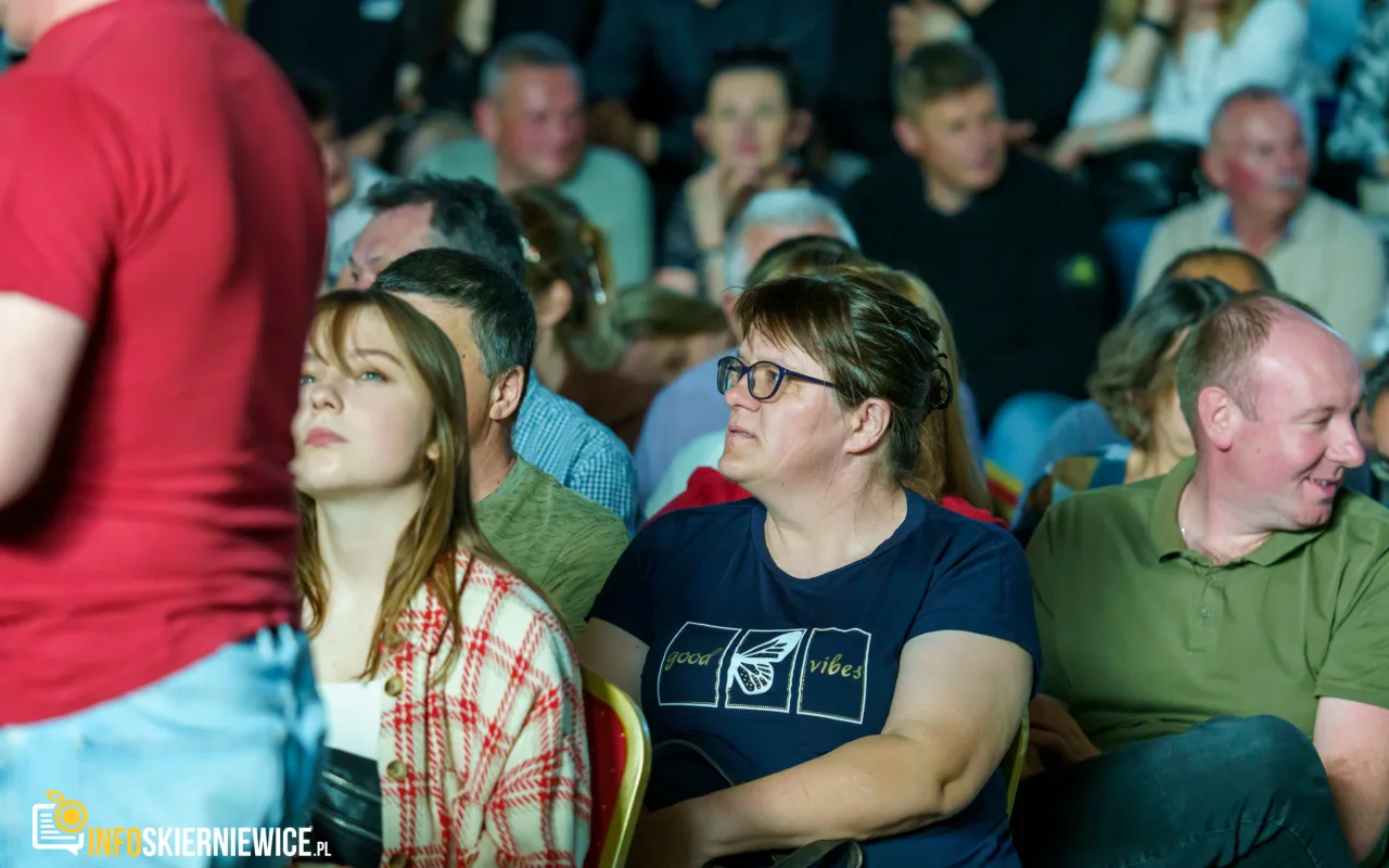 Hala OSiR w Skierniewicach pękała w szwach. Mieszkańcy naszego miasta tłumnie przybyli na występ kabaretu Ani Mru-Mru z ich najnowszym programem „Mniej więcej”.