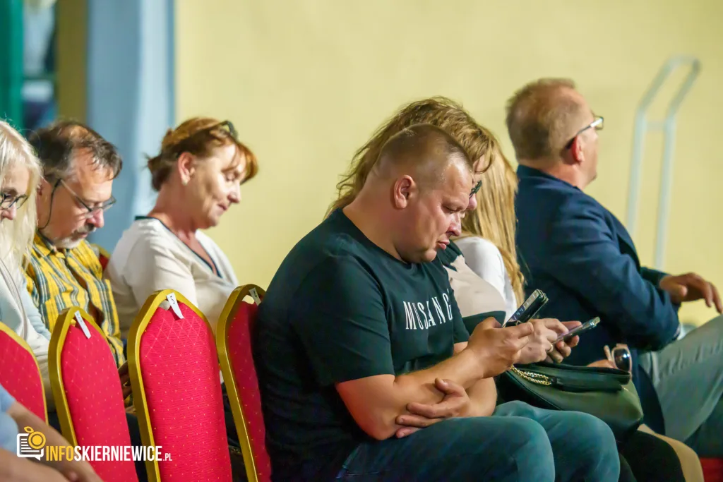 Hala OSiR w Skierniewicach pękała w szwach. Mieszkańcy naszego miasta tłumnie przybyli na występ kabaretu Ani Mru-Mru z ich najnowszym programem „Mniej więcej”.