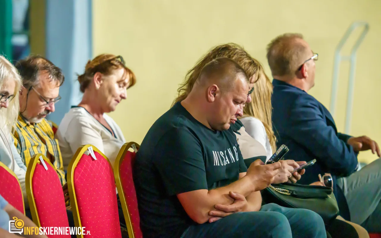 Hala OSiR w Skierniewicach pękała w szwach. Mieszkańcy naszego miasta tłumnie przybyli na występ kabaretu Ani Mru-Mru z ich najnowszym programem „Mniej więcej”.