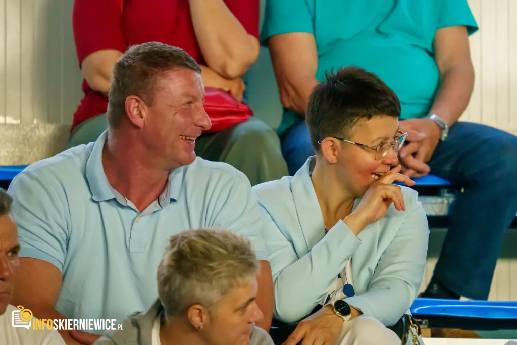 Hala OSiR w Skierniewicach pękała w szwach. Mieszkańcy naszego miasta tłumnie przybyli na występ kabaretu Ani Mru-Mru z ich najnowszym programem „Mniej więcej”.