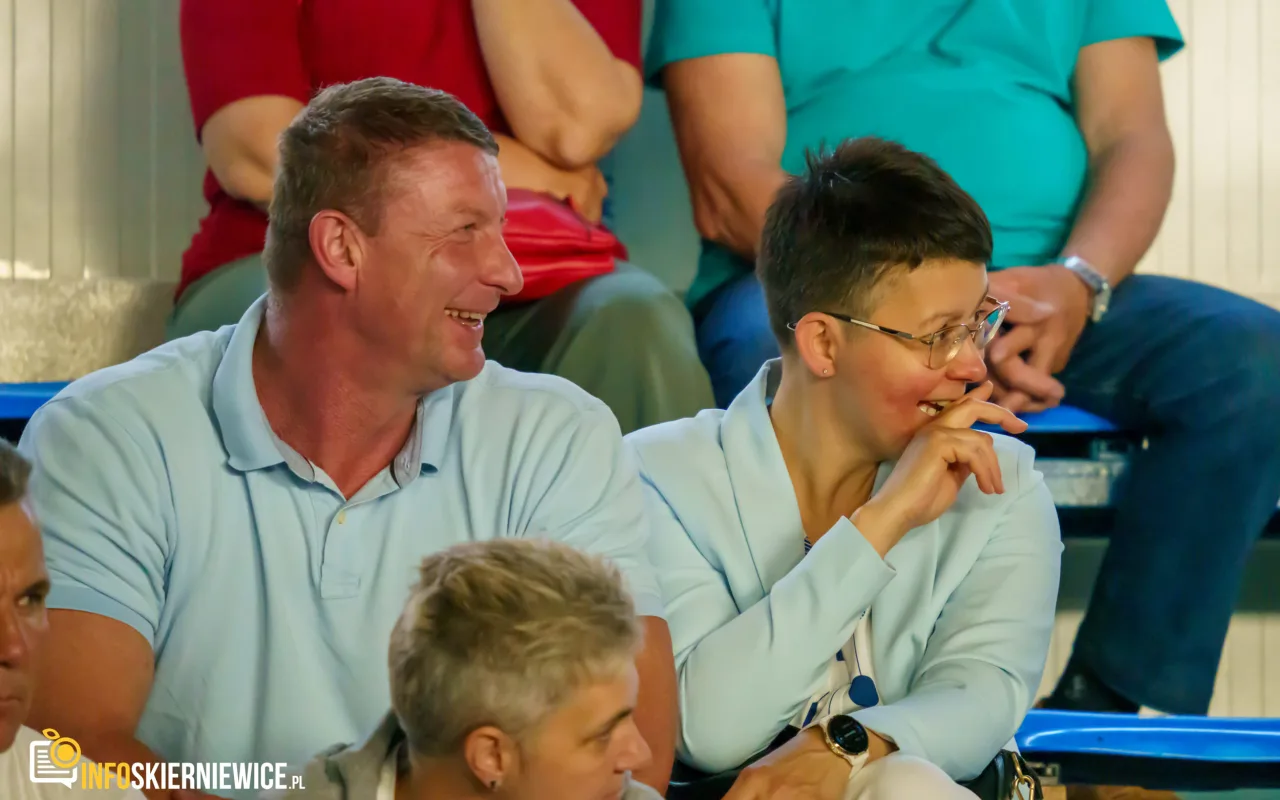 Hala OSiR w Skierniewicach pękała w szwach. Mieszkańcy naszego miasta tłumnie przybyli na występ kabaretu Ani Mru-Mru z ich najnowszym programem „Mniej więcej”.