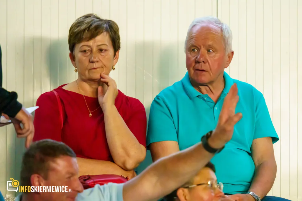Hala OSiR w Skierniewicach pękała w szwach. Mieszkańcy naszego miasta tłumnie przybyli na występ kabaretu Ani Mru-Mru z ich najnowszym programem „Mniej więcej”.