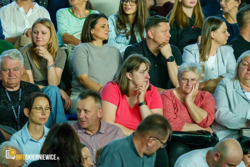 Hala OSiR w Skierniewicach pękała w szwach. Mieszkańcy naszego miasta tłumnie przybyli na występ kabaretu Ani Mru-Mru z ich najnowszym programem „Mniej więcej”.