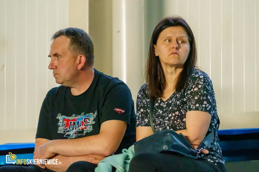Hala OSiR w Skierniewicach pękała w szwach. Mieszkańcy naszego miasta tłumnie przybyli na występ kabaretu Ani Mru-Mru z ich najnowszym programem „Mniej więcej”.